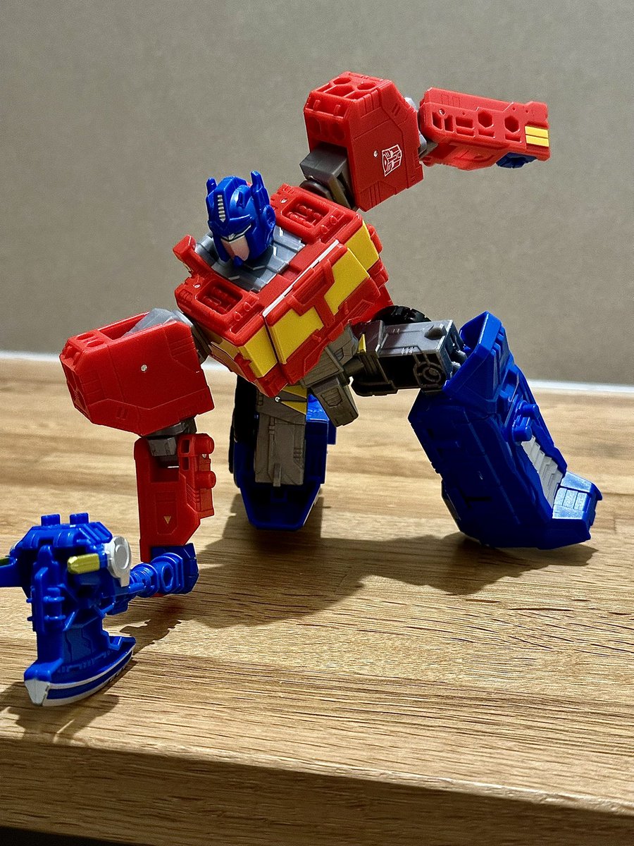 monsteraTF's tweet photo. オプティマスリンクプライムのこのポージング格好いい！
#トランスフォーマー
#transformer https://t.co/ZXL4FBlqdY