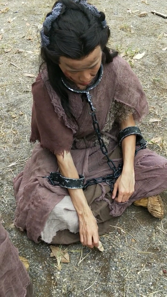 70ny2512's tweet photo. [When I got the chance to投葡, I was so excited that I couldn't help抖 my hands, but the heavy枷 on my feet reminded me to stay calm.]， https://t.co/B0t3mc1niA