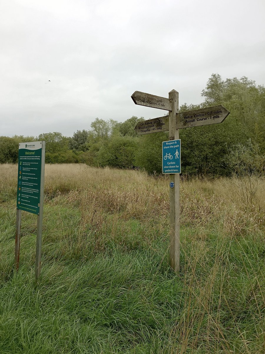 phil0073's tweet photo. #FingerpostFriday at @StanwickLakes.Along the #Greenway,formally #NeneValleyRailway(#LNWR c.1845-1966)between sites of #IrthlingboroughRailwayStation & #RingsteadAndAddingtonRailwayStation. #Northamptonshire #PhilOnaBike #clouds #FootpathFriday https://t.co/mdu3PyXkWA