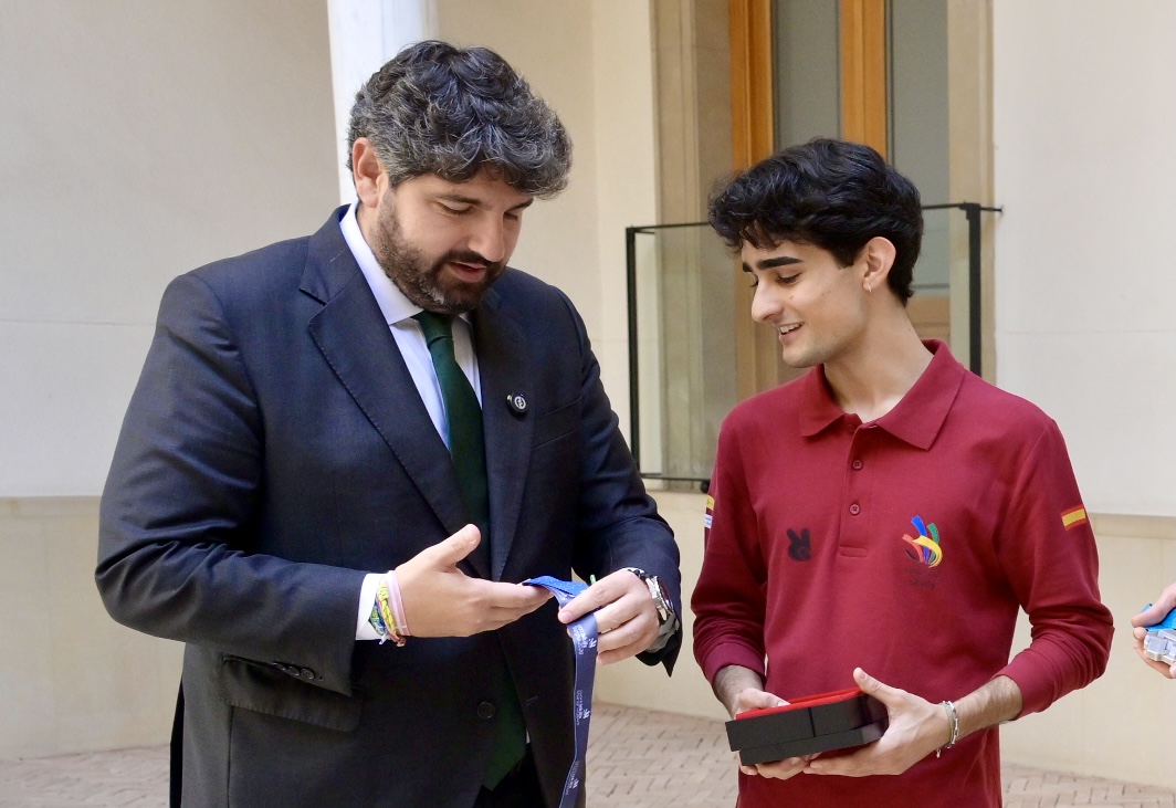 LopezMirasF's tweet photo. Juan García es todo un ejemplo de talento, esfuerzo y superación.  

🥉Ha conseguido la única medalla de la delegación española en la competición mundial #WorldSkillsShanghái2026.   

La FP de la #RegióndeMurcia forma a los mejores profesionales. 📚@IESbPC https://t.co/AAQkZZzrqU