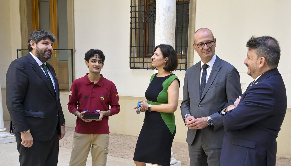 LopezMirasF's tweet photo. Juan García es todo un ejemplo de talento, esfuerzo y superación.  

🥉Ha conseguido la única medalla de la delegación española en la competición mundial #WorldSkillsShanghái2026.   

La FP de la #RegióndeMurcia forma a los mejores profesionales. 📚@IESbPC https://t.co/AAQkZZzrqU