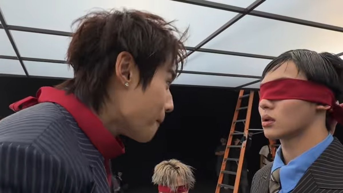 souriwinz's tweet photo. THIS IS HILARIOUS 😭 DID HONG NOT MOVE AT ALL THROUGHOUT THE NOISE AND CHAOS 😭😭😭😭😭😭😭 DID HE ACTUALLY FELL ASLEEP I CANT BREATHEJWJNDDJF HONG U GOOD DUDE ??? 

#OhMyGoshLYKN_BehindTheScenes #hongshihoshi https://t.co/pBjzrVROwQ