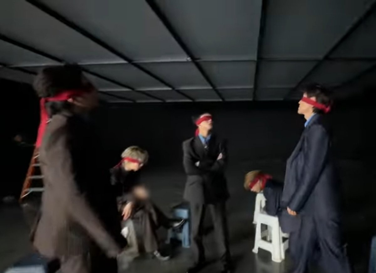 souriwinz's tweet photo. THIS IS HILARIOUS 😭 DID HONG NOT MOVE AT ALL THROUGHOUT THE NOISE AND CHAOS 😭😭😭😭😭😭😭 DID HE ACTUALLY FELL ASLEEP I CANT BREATHEJWJNDDJF HONG U GOOD DUDE ??? 

#OhMyGoshLYKN_BehindTheScenes #hongshihoshi https://t.co/pBjzrVROwQ