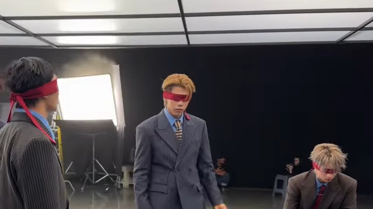 souriwinz's tweet photo. THIS IS HILARIOUS 😭 DID HONG NOT MOVE AT ALL THROUGHOUT THE NOISE AND CHAOS 😭😭😭😭😭😭😭 DID HE ACTUALLY FELL ASLEEP I CANT BREATHEJWJNDDJF HONG U GOOD DUDE ??? 

#OhMyGoshLYKN_BehindTheScenes #hongshihoshi https://t.co/pBjzrVROwQ