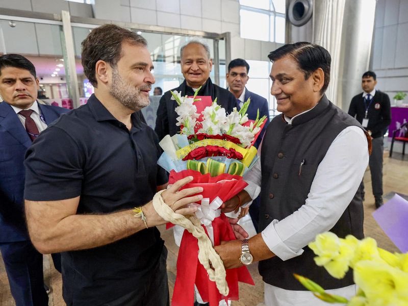kunwarraghav's tweet photo. #accidental या #essential  ? 
प्रधान से विधायक,मंत्री होते हुए गोविंद सिंह डोटासरा पिछले 6 साल से कांग्रेस के प्रदेशाध्यक्ष है । आक्रमकता, बेबाकी , खाँटी अंदाज़ और गमछा डांस इन्हें खास बनाते है । कुछ अपनों से मिल रही चुनौतियों के बावजूद भाजपा सरकार को चुनौती लगातार दे रहे है ।  राहुल गांधी भी किसान नेता की आक्रामकता और नेतृत्व के प्रति निष्ठा के चलते वरदहस्त दिए हुए है । यहाँ से आगे क्या ? ये 
सवाल स्व मदेरणा से लेकर जाट प्रदेशाध्यक्ष रहे हर नेता के सामने आया ।ये अलग बात है कि उसका जवाब कोई मुकम्मल नहीं कर पाया..
गोविंद डोटासरा की राहे भी अभी से रपटीली बनाई जा रही है ।
देखना  दिलचस्प हो��ा शेखावाटी का ये किसान नेता सियासी जादूगरी के भंवर से अपना रास्ता बना पाएगा या नहीं ? 
बहरहाल !  पंचायत चुनाव के दौर में गोविन्द सिंह डोटासरा कांग्रेस के लिए बेहद जरूरी नजर आते है । आज उनका जन्मदिन है उन्हें जन्मदिन की ढेरों शुभकामनाएँ  ।
चाहे उन्हें Accidental प्रेसिडेंट बताया जाए पर पंचायत चुनावों के दौर में वे Essential नजर आते है  - 
@GovindDotasra 
@8PMnoCM 
#laxmanraghav