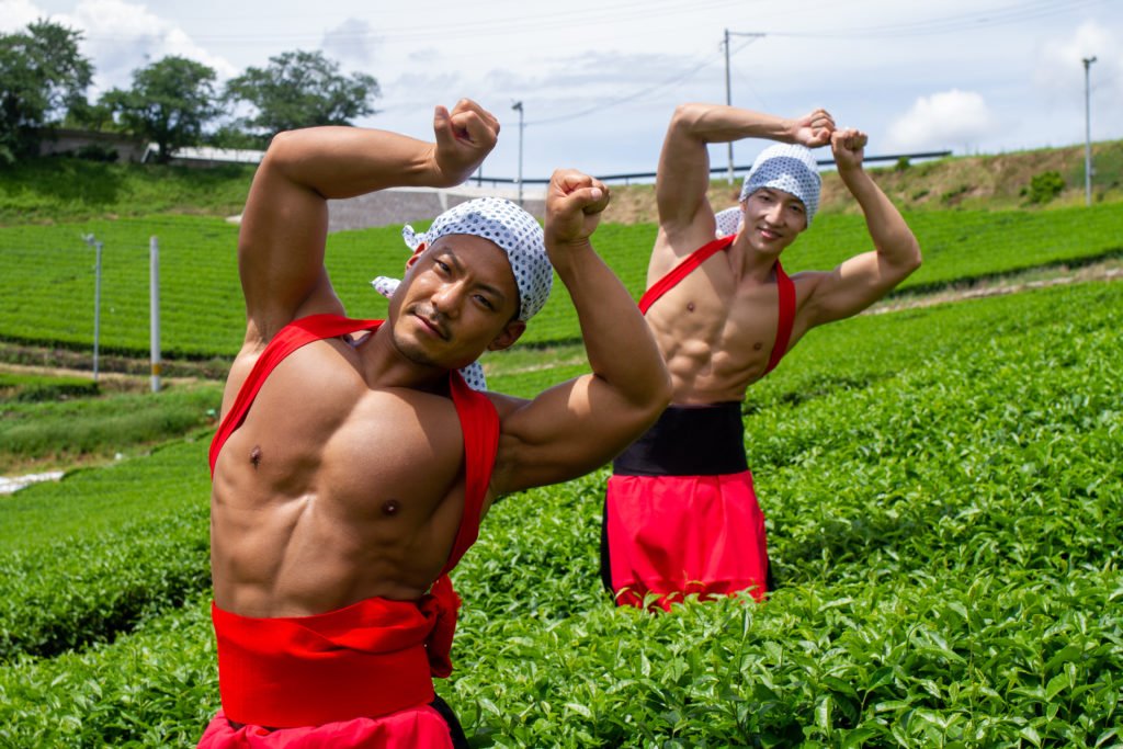 muscleplus_free's tweet photo. 怖いか？
生成AIも合成も使わず、生身の筋肉で撮影した4500枚以上のマッチョフリー素材をすべて無料公開していることが。茶畑のマッチョの素材もたくさん🍵 https://t.co/Zt9P2oWlpd