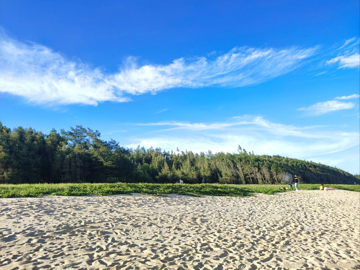 e7773_868's tweet photo. [The salty ocean waves and the frothy sand beside the dry riverbed make a quiet yet vivid scene. （咸涩的海浪与干涸河床旁的起泡沙滩，勾勒出静谧却鲜活的一幕。）]， https://t.co/ftXx2BCelO