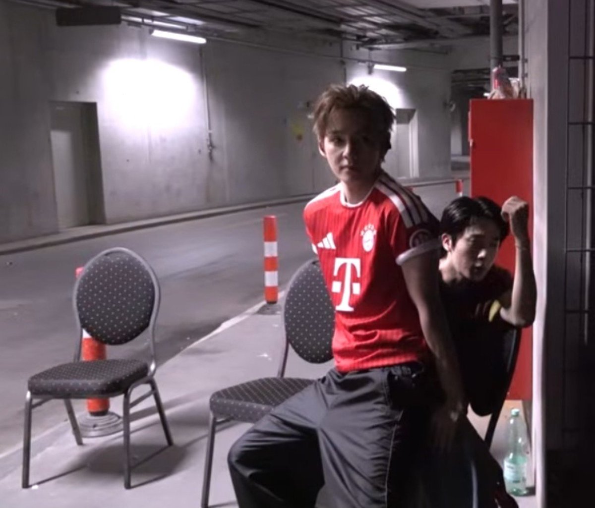 urmisope's tweet photo. Yeah taehyung had absolutely no choice but to sit on seokjin's lap https://t.co/OpYE0WmWRO
