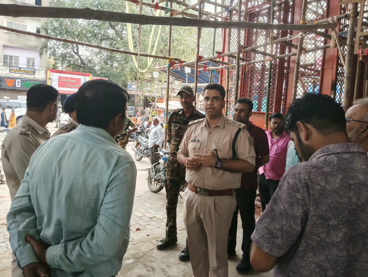 spkoderma1's tweet photo. आगामी दुर्गा पूजा के मद्देनजर पुलिस अधीक्षक, कोडरमा द्वारा तिलैया एवं कोडरमा थाना क्षेत्र अंतर्गत विभिन्न पूजा पंडालों का निरीक्षण कर सुरक्षा एवं यातायात व्यवस्था का जायजा लिया गया। श्रद्धालुओं की सुविधा, सुचारू यातायात एवं शांतिपूर्ण आयोजन हेतु आवश्यक दिशा-निर्देश दिए गए। https://t.co/v3wYnANU4h