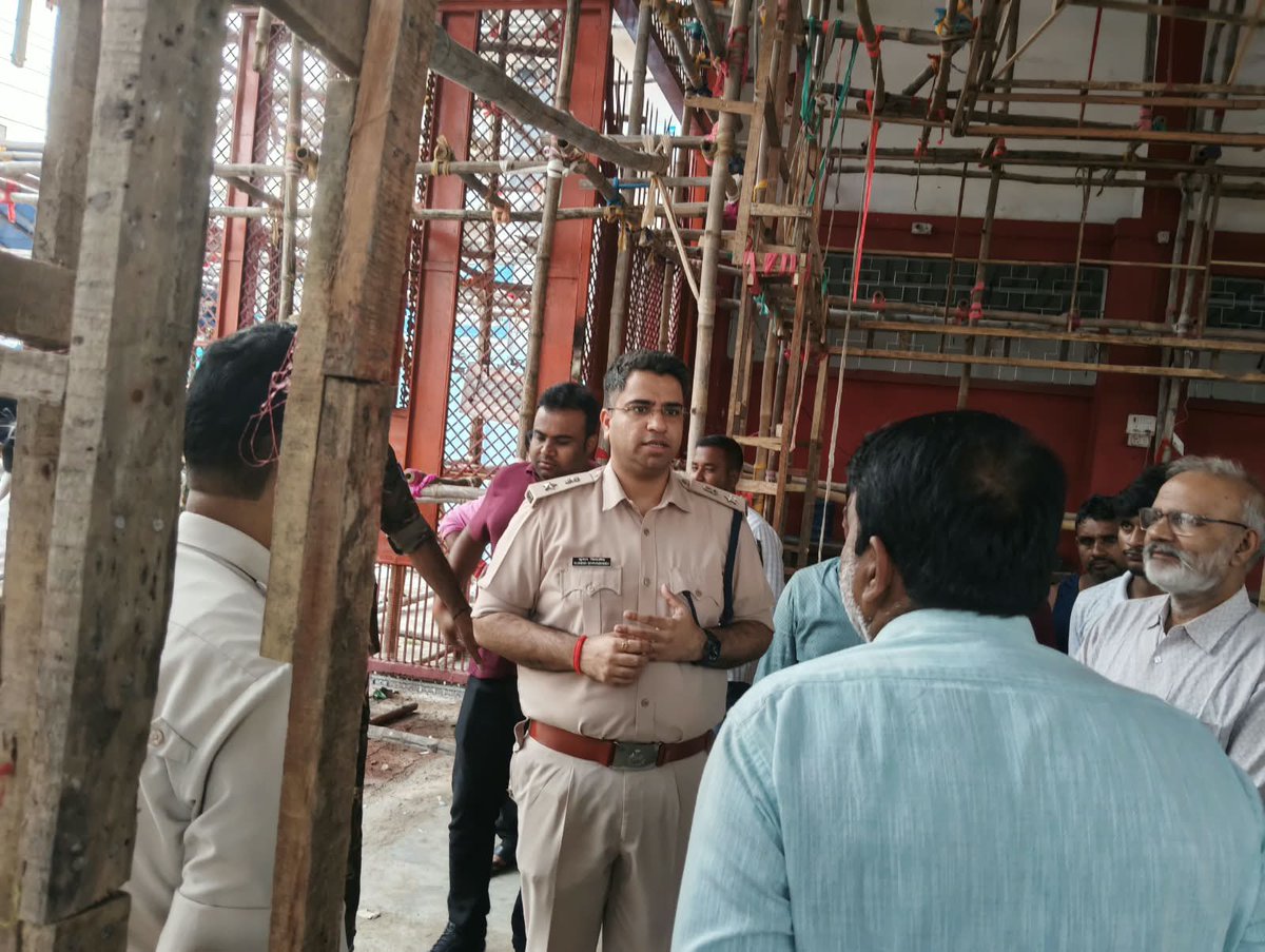 spkoderma1's tweet photo. आगामी दुर्गा पूजा के मद्देनजर पुलिस अधीक्षक, कोडरमा द्वारा तिलैया एवं कोडरमा थाना क्षेत्र अंतर्गत विभिन्न पूजा पंडालों का निरीक्षण कर सुरक्षा एवं यातायात व्यवस्था का जायजा लिया गया। श्रद्धालुओं की सुविधा, सुचारू यातायात एवं शांतिपूर्ण आयोजन हेतु आवश्यक दिशा-निर्देश दिए गए। https://t.co/v3wYnANU4h