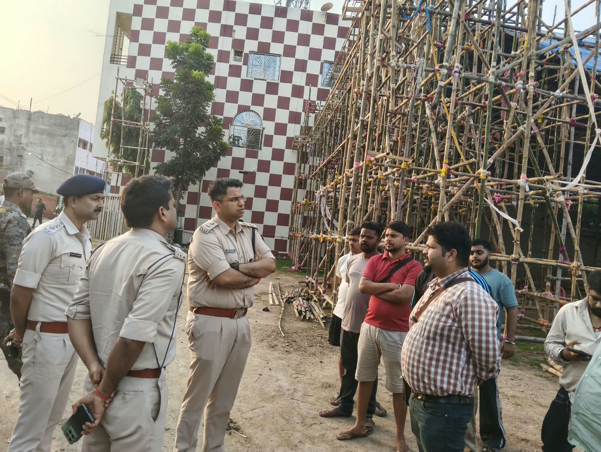 spkoderma1's tweet photo. आगामी दुर्गा पूजा के मद्देनजर पुलिस अधीक्षक, कोडरमा द्वारा तिलैया एवं कोडरमा थाना क्षेत्र अंतर्गत विभिन्न पूजा पंडालों का निरीक्षण कर सुरक्षा एवं यातायात व्यवस्था का जायजा लिया गया। श्रद्धालुओं की सुविधा, सुचारू यातायात एवं शांतिपूर्ण आयोजन हेतु आवश्यक दिशा-निर्देश दिए गए। https://t.co/v3wYnANU4h