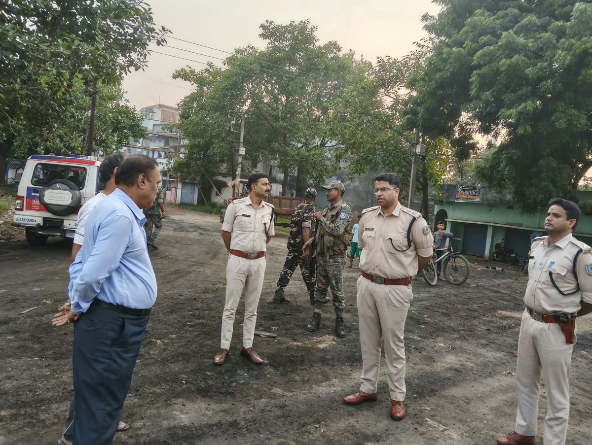 spkoderma1's tweet photo. आगामी दुर्गा पूजा के मद्देनजर पुलिस अधीक्षक, कोडरमा द्वारा तिलैया एवं कोडरमा थाना क्षेत्र अंतर्गत विभिन्न पूजा पंडालों का निरीक्षण कर सुरक्षा एवं यातायात व्यवस्था का जायजा लिया गया। श्रद्धालुओं की सुविधा, सुचारू यातायात एवं शांतिपूर्ण आयोजन हेतु आवश्यक दिशा-निर्देश दिए गए। https://t.co/v3wYnANU4h