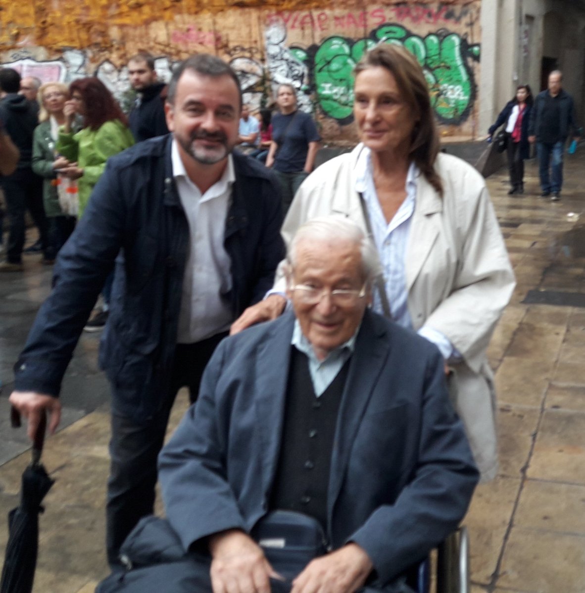 efemarq's tweet photo. #Taldiacomavui del 2017 els dos arquitectes catalans que més havien debatut i promogut l'arquitectura per al gran públic les últimes dècades, Ricard Bofill i Oriol Bohigas, van votar al referèndum de l'1-O. Perquè quan hom és culte és impossible ser unionista/espanyolista. Fil 🏴 https://t.co/Aarbrrbb98