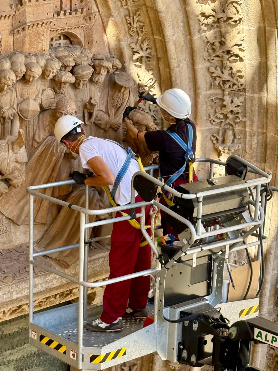 CatedraldeSev's tweet photo. La Catedral de Sevilla continúa en 2026 con el plan anual de mantenimiento de sus portadas, centrado en la conservación preventiva para detectar y corregir a tiempo posibles alteraciones.

Finalizados los trabajos en la Puerta de la Campanilla, esta semana la actuación se centra en la Puerta del Perdón.
