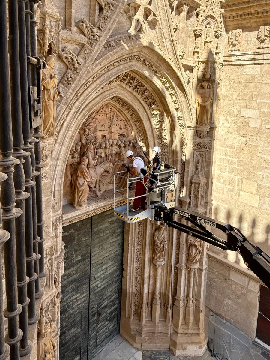 CatedraldeSev's tweet photo. La Catedral de Sevilla continúa en 2026 con el plan anual de mantenimiento de sus portadas, centrado en la conservación preventiva para detectar y corregir a tiempo posibles alteraciones.

Finalizados los trabajos en la Puerta de la Campanilla, esta semana la actuación se centra en la Puerta del Perdón.