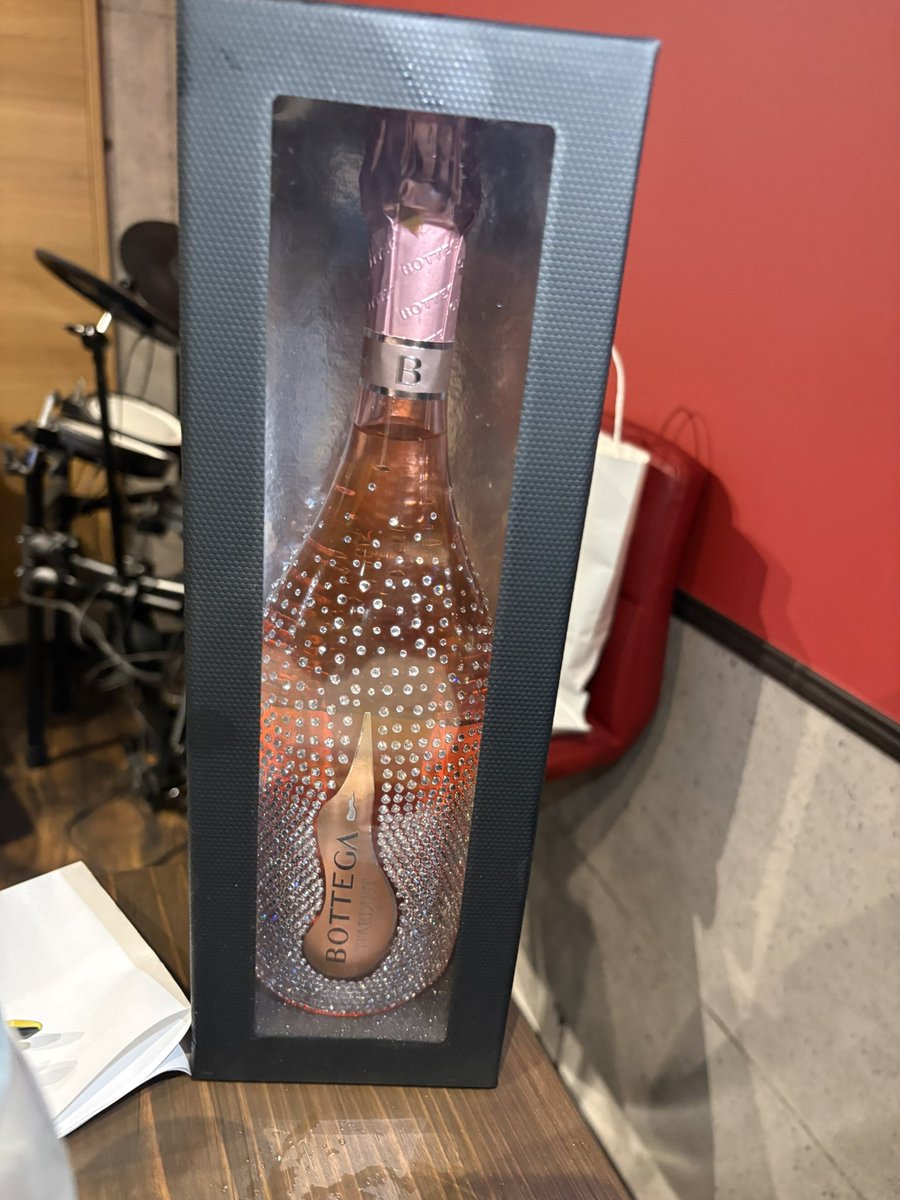 prof_layton1's tweet photo. シャンパン入りまーす！🥂 https://t.co/wfherBL4tU
