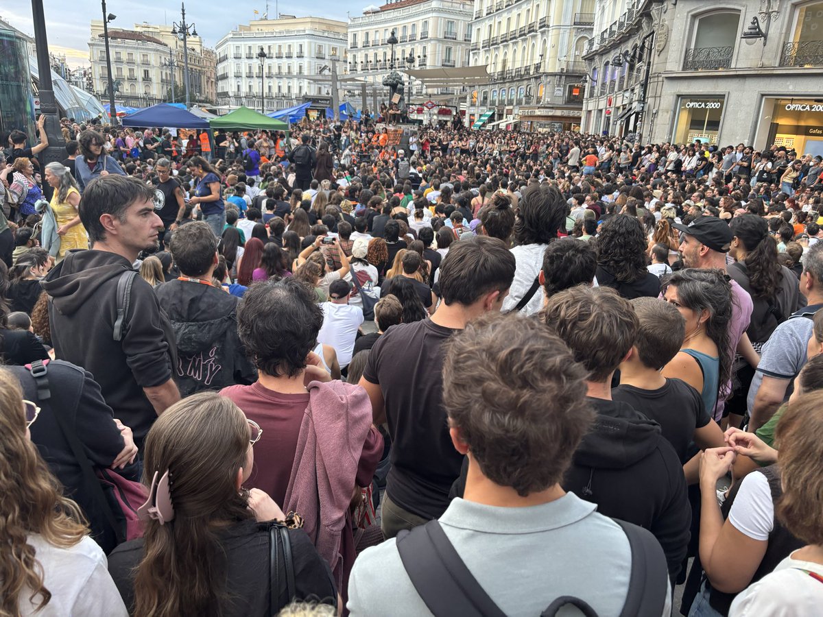 MorenoG_Agustin's tweet photo. Los decretos sobre vivienda deberán aprobarse, como ha pedido el Sindicato de Inquilinas, pese a sus insuficiencias.
Las (ultra)derechas votarán “no” porque su patriotismo está al servicio de los especuladores.
Mañana habrá una gran concentración ante el Congreso de los Diputados https://t.co/ANSW1Nylww
