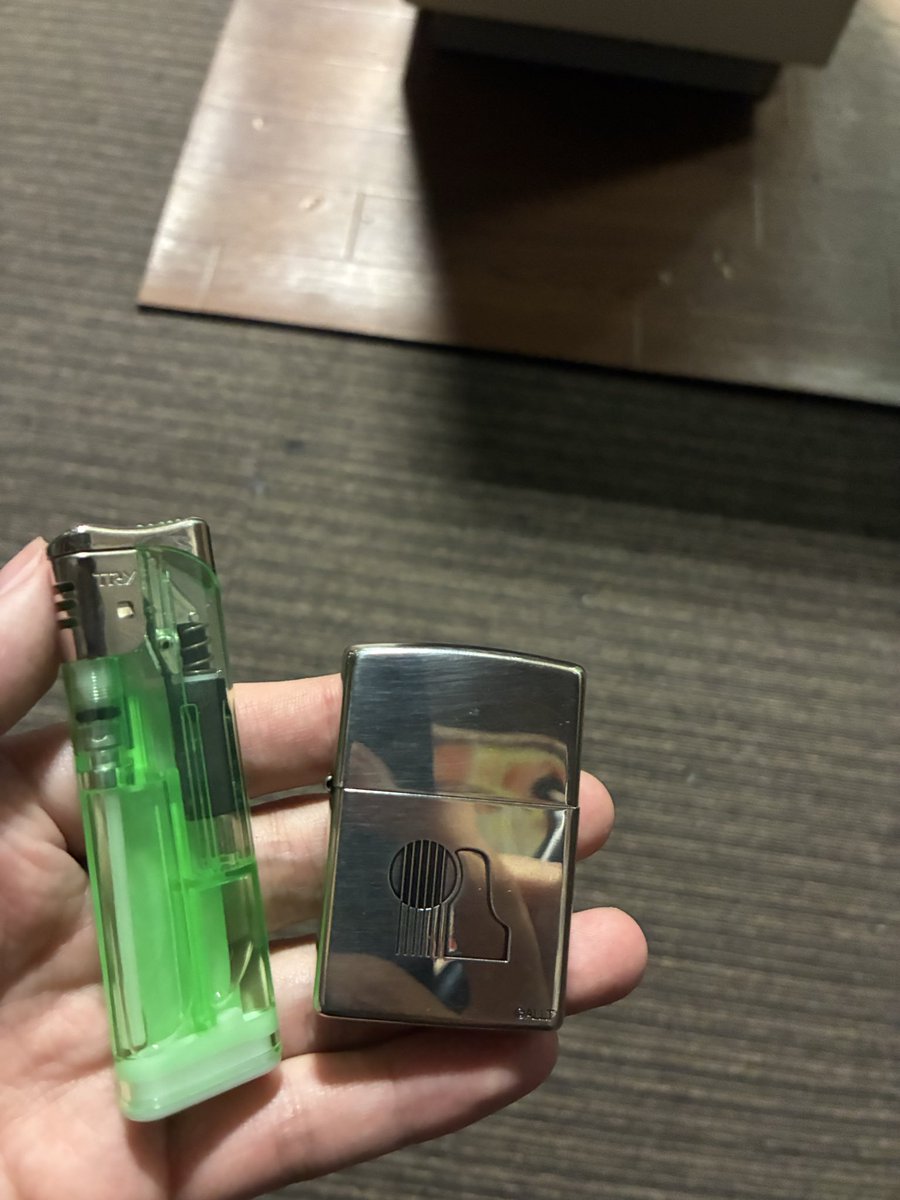 udon8836's tweet photo. ライターオイル切れてつけられなかったら
隣の人が火くれて、もう1個あるからってくれた。あなたが神です https://t.co/QA7WM74hW3