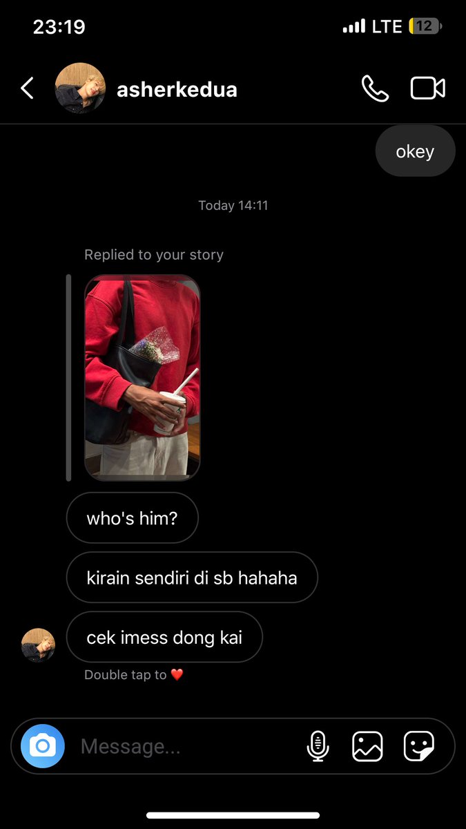 cigaretesssx's tweet photo. 117. aslinya asher ngetik sambil remes handphone https://t.co/w7ioGGQztK