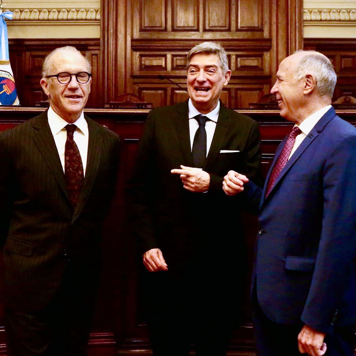Andy_TToledo's tweet photo. Buen jueves para todos.

Hoy también es un buen día para recordar la cara de estos 3 soretes puestos a dedo por Macri que decidieron vender el país.

No van a poder. https://t.co/oV5JclsM95