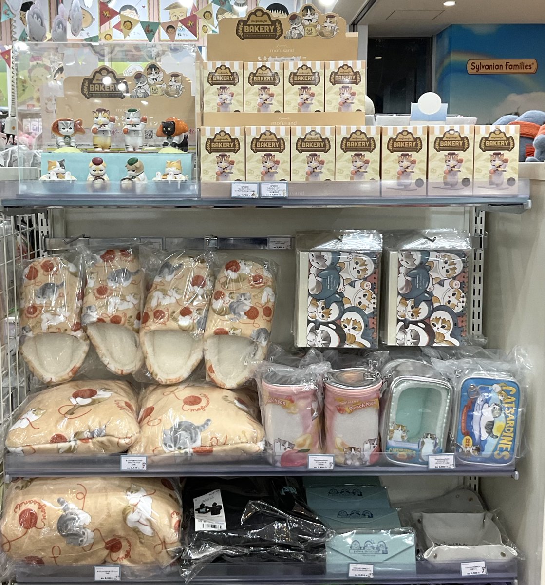 h_kiddyland's tweet photo. 🐾2F #mofusand🐾

📚10月2日(金)  新発売📚

クラシカルな装いのにゃんてぃーくシリーズ🎀やサメにゃん&amp;ちびにゃんのなかよしマフラーぬいぐるみ🧣など、新商品が多数入荷しました✨  

マスコットポーチやぬいぐるみ付きメジャーもオススメです🧶

ぜひチェックしてみてください✨

@mofu_sand https://t.co/WlHncukDEu