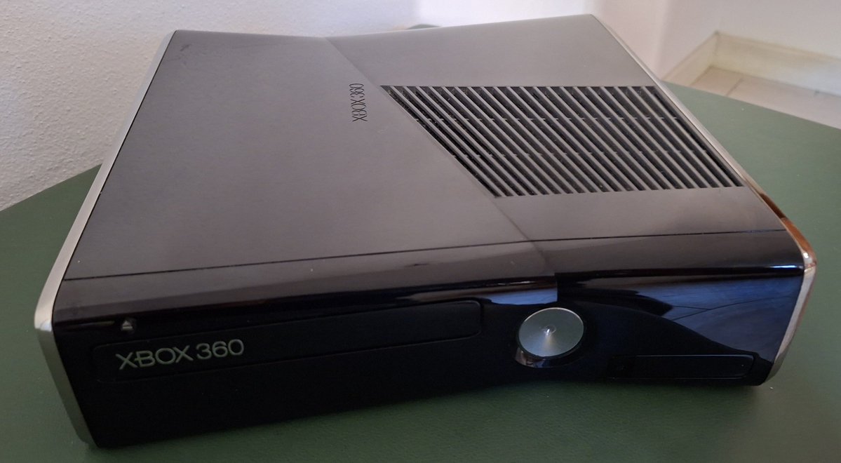 ClaudioCorli's tweet photo. This is my 3rd Xbox 360. I wanted an original model when I start searching for a used one but both of them I bought "untested" were, obviously, RROD so, a couple of years ago, I'd finally bought this one that works perfectly. It's a 500GB HHD and was bundled with the Kinect and + https://t.co/wITp2gnGJO