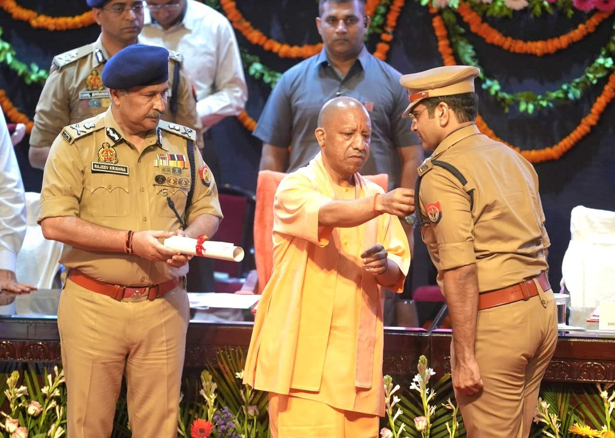 UPPOLICE_NEWS5's tweet photo. मुख्यमंत्री द्वारा आईपीएस निपुण अग्रवाल  को  वीरता पदक से नवाजा गया... https://t.co/q7apg6s1Mu
