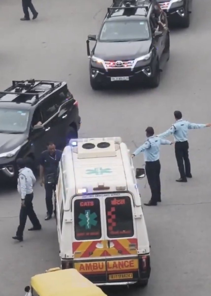 TST_Offcl's tweet photo. நாம் தற்குறிங்களா…

அதுல (Ambulance) இருக்க ஹிந்தி எழுத்தையும், கீழ இருக்க Number plate யும் பாருங்க டா  🤡💦 https://t.co/2gwgmAZ2Tf