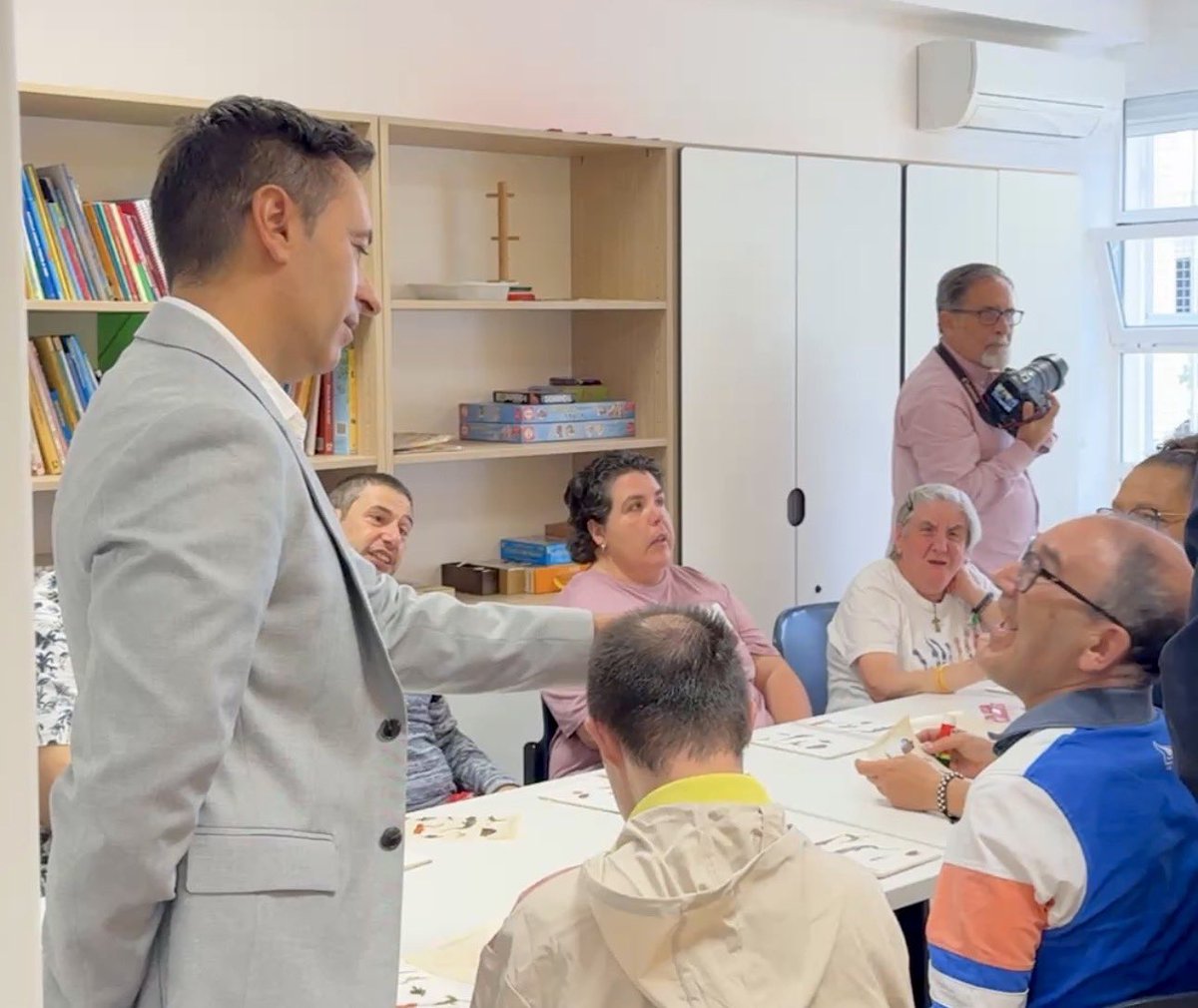 PlenaMadrid's tweet photo. 🏠 Visitamos el Centro de Día ‘Navas de Tolosa’ de @Afandice1, en el distrito de Villaverde, tras la remodelación de sus instalaciones.

🫂 Una transformación pensada para adaptar los espacios a las necesidades de los usuarios y donde cada detalle contribuye a su bienestar y autonomía.