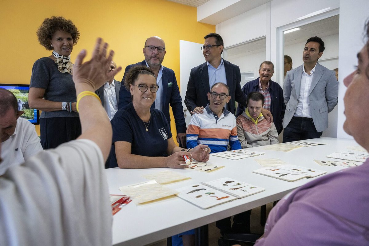PlenaMadrid's tweet photo. 🏠 Visitamos el Centro de Día ‘Navas de Tolosa’ de @Afandice1, en el distrito de Villaverde, tras la remodelación de sus instalaciones.

🫂 Una transformación pensada para adaptar los espacios a las necesidades de los usuarios y donde cada detalle contribuye a su bienestar y autonomía.