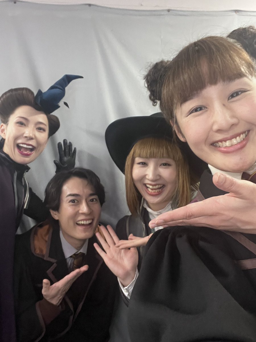 CantoKeiko's tweet photo. 今日もありがとうございました！
ローズでした🌹

お帰りなさい！夏子さん！！
最強おばばの復活…嬉しい！
そして、2年ぶりな康平に、初めまして和哉くん！
1ヶ月ぶりの組み合わせも。

寂しい卒業もありますが、最後まで1公演1公演、お客様に作品を届けられるよう頑張るぞ💪
#ハリポタ舞台 https://t.co/kHMJYCDR2u