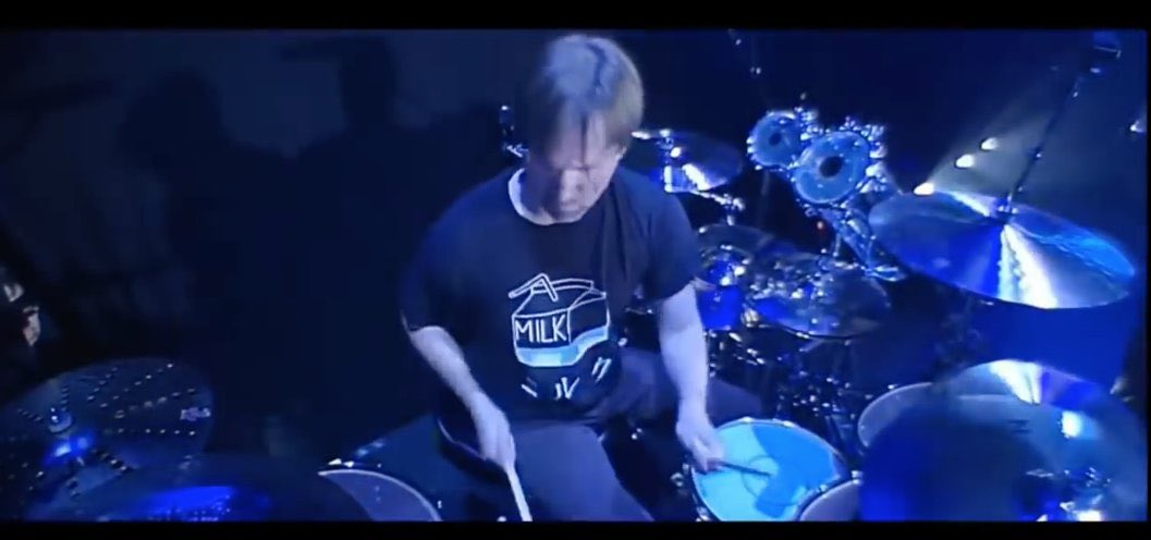JG_A7X's tweet photo. そういえばA7Xのドラムのブルックス何年か前に動画でめちゃくちゃかっこよくドラム叩いてるのにミルクって書いてあるTシャツ着てて好きになった https://t.co/fSv1OM11G9