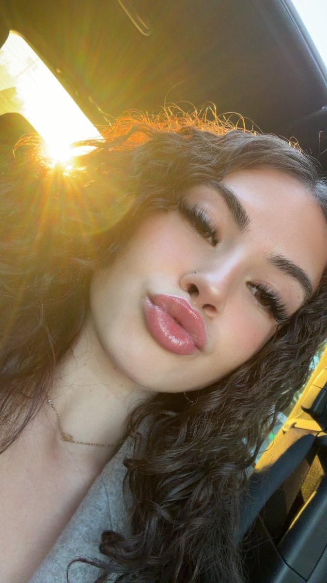 RissaSoles's tweet photo. it’s the queens birthday 💗 celebrating another year of being pretty + paid 🥂💫 https://t.co/C4aIKxw78d