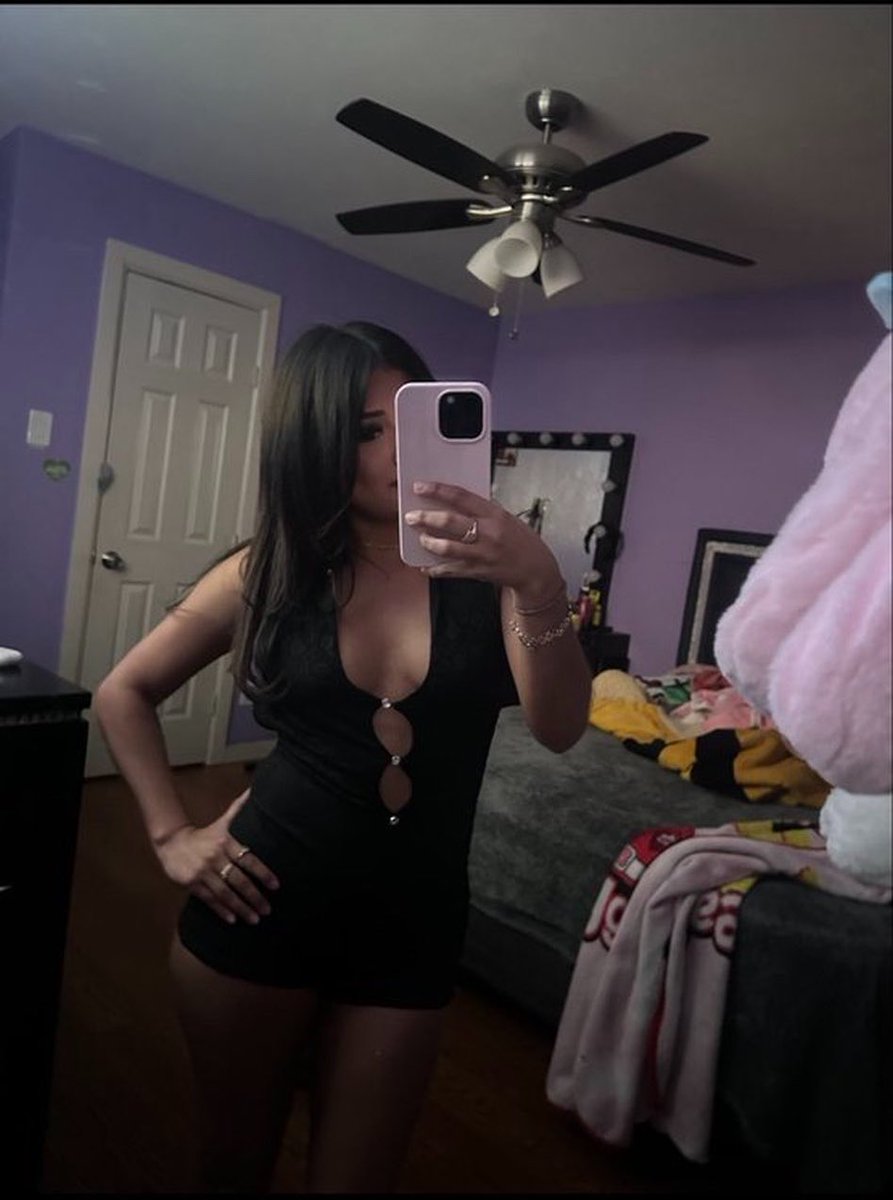 Unknown21469's tweet photo. Who wanna see her nudes #dallas #texas #slut #rhs #mommy https://t.co/zIUImGfwjA