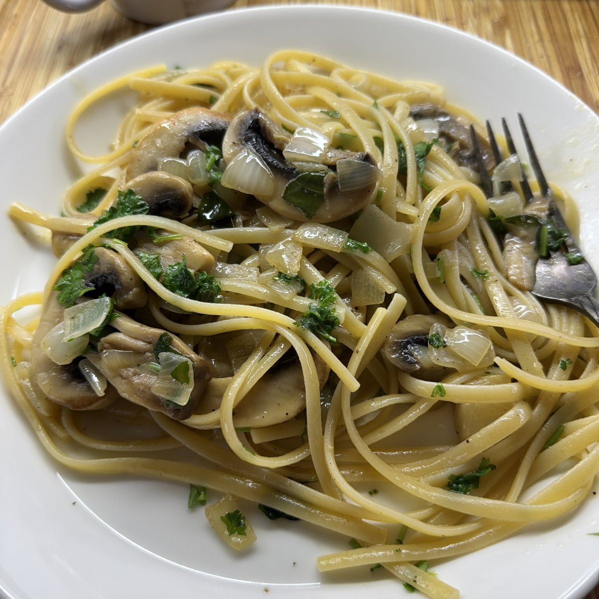 MasaSaarnela's tweet photo. #arkiruoka
Herkkusieniä ja linguinea
Tapojeni vastaisesti freesasin voimallisesti sipulit ja herkkusienet voin ja oliiviöljyn sekoituksella. Sekaan suolaa, chiliä ja mustapippuria.
Lopuksi linguinet paistinpannulle ja kaveriksi reilusti persiljaa ja pakastettua basilikaa. https://t.co/HGMNdOBdJG