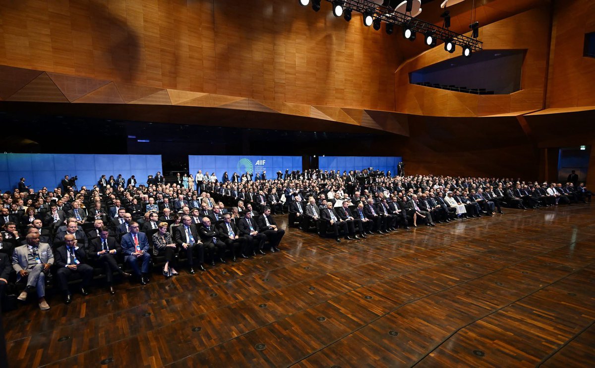 NizamiSafar's tweet photo. İnvestisiya imkanları Azərbaycanın iqtisadi inkişafının yeni istiqamətlərini müəyyənləşdirir

Prezident İlham Əliyevin II Azərbaycan Beynəlxalq İnvestisiya Forumu çərçivəsində keçirilən tədbirdə çıxışı Azərbaycanın dayanıqlı iqtisadi inkişafı, investisiya siyasəti və gələcək iqtisadi prioritetləri baxımından mühüm məqamlarla zəngin olub. Dövlətimizin başçısı qeyd edib ki, görülən işlər, sabit iqtisadiyyat və müstəqil maliyyə-iqtisadi sistem olmasaydı, bu gün gələcək inkişaf haqqında danışmaq çətin olardı. Əlverişli investisiya mühitinin nəticəsi olaraq son 20 ildə Azərbaycana 350 milyard ABŞ dollarından çox investisiya cəlb edilib ki, bunun təxminən yarısı birbaşa xarici investisiyaların payına düşür. Bu göstərici ölkənin beynəlxalq investorlar üçün formalaşdırdığı etibarlı və dayanıqlı iqtisadi mühitin mühüm nəticələrindən biridir.
Prezident İlham Əliyev uzunmüddətli və dayanıqlı iqtisadi artımın təmin olunması üçün neft-qaz sektorundan kənar sahələrin potensialından daha geniş istifadə edilməsinin vacibliyini vurğulayıb. Bu baxımdan əsas prioritet istiqamətlərdən biri bərpaolunan enerji hesab olunur. Azərbaycanın Xəzər dənizinin öz sektorunda 157 giqavatlıq enerji potensialına malik olması, quruda günəş və külək elektrik stansiyalarının fəaliyyət göstərməsi ölkənin yaşıl enerji sahəsində böyük imkanlara malik olduğunu göstərir.
Çıxışda logistika, nəqliyyat və bağlantılar da iqtisadiyyatın mühüm hərəkətverici qüvvələri kimi diqqətə çatdırılıb. Azərbaycanın dəmir yollarına, dəniz limanlarına, hava yolu ilə yükdaşımalarına və avtomobil yollarına böyük həcmdə investisiya yatırdığı bildirilib. Azərbaycan ərazisindən keçən tranzit yüklərin həcmində sürətli artım müşahidə olunur və bu göstəricinin cari ildə 16 milyon tona çatacağı gözlənilir. 2030-cu ilədək isə daşımaların ümumi həcminin 25 milyon tona, hətta daha yüksək səviyyəyə çatacağı proqnozlaşdırılır. Şərq-Qərb və Şimal-Cənub istiqamətlərində Azərbaycanın tranzit imkanlarına artan tələbat ölkənin regional nəqliyyat-logistika mərkəzi kimi mövqeyini daha da möhkəmləndirir.
Dövlətimizin başçısı Azərbaycanın investisiya cəlbediciliyinin əsas amilləri sırasında siyasi və iqtisadi sabitliyi, güclü maliyyə sistemini və aşağı xarici borc göstəricisini də qeyd edib. Valyuta ehtiyatlarının xarici borcu təxminən 20 dəfə üstələməsi ölkənin maliyyə dayanıqlığının mühüm göstəricilərindən biri kimi diqqətə çatdırılıb.
Forumda perspektivli sahələr sırasında mədənçilik, elektrik enerjisi, rəqəmsal inkişaf və digər yeni iqtisadi istiqamətlər də qeyd olunub. Azərbaycanın iqlim dəyişikliklərinin təsirlərinə qarşı dayanıqlılığı, enerji və ərzaq təhlükəsizliyinin təmin edilməsi istiqamətində həyata keçirilən tədbirlər də diqqətə çatdırılıb. Eyni zamanda, ölkə ərazisinin 96 faizinin qazlaşdırılması Azərbaycanın sosial-iqtisadi infrastrukturunun inkişaf səviyyəsini göstərən mühüm göstəricilərdən biri kimi vurğulanıb.
II Azərbaycan Beynəlxalq İnvestisiya Forumu Azərbaycanın investisiya potensialının, iqtisadi inkişaf prioritetlərinin və regional bağlantı imkanlarının beynəlxalq investorların diqqətinə çatdırılması baxımından mühüm platforma olub. Forum çərçivəsində aparılan müzakirələr Azərbaycanın ənənəvi enerji sektorundan əlavə bərpaolunan enerji, nəqliyyat-logistika, mədənçilik, rəqəmsal texnologiyalar və digər perspektivli istiqamətlər üzrə investisiya imkanlarının genişləndirilməsi üçün əlverişli zəmin yaradır.