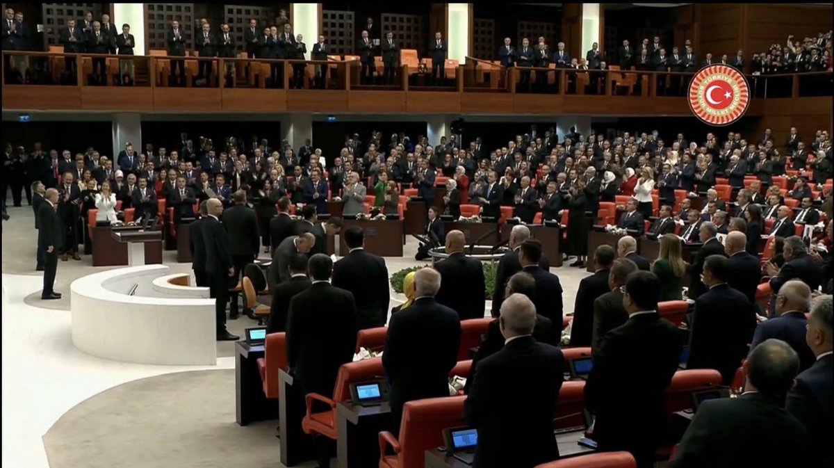 serkanjournos2's tweet photo. TBMM açılış oturumunda Erdoğan’ın kürsüye gelmesini çözüm sürecine en sert karşı çıkan İYİ partili vekiller ayakta karşıladı. Yeni Parti grubu ayağa kalkmayan tek parti oldu. https://t.co/y8ZOvCJ5v1