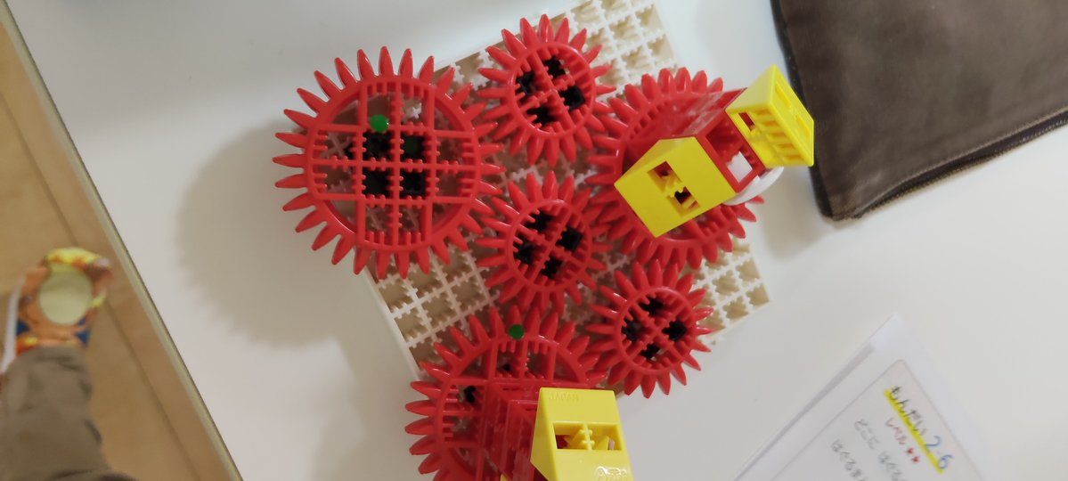 rakugakushaRP's tweet photo. ロボット��会に挑戦するU君は、作っては壊れての繰り返し。
壊れてというのは、モーターの動きを予測することがまだ難しいので、モーターが動くと、ぶつかって壊れてしまうのです。
しかし、果敢に挑戦しています。

ーー
ひばりが丘・田無体験教室
📅 10/17・18（土・日）

https://t.co/7mBzVml01Z https://t.co/JqLputRTVB
