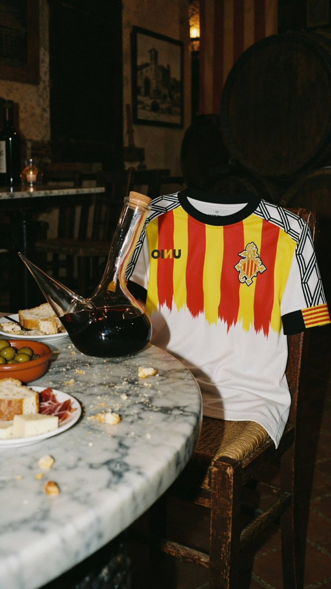 oinu_club's tweet photo. Ho hem estat treballant i ja ho tenim aquí. Aquest és el nostre disseny, el que volem que representi a tots els catalans, inspirats amb la icònica samarreta dels anys 90, però evolucionada per ser un emblema dels nostres dies. Ens ajudeu a fer-ho possible? https://t.co/ZchvYqDx0e