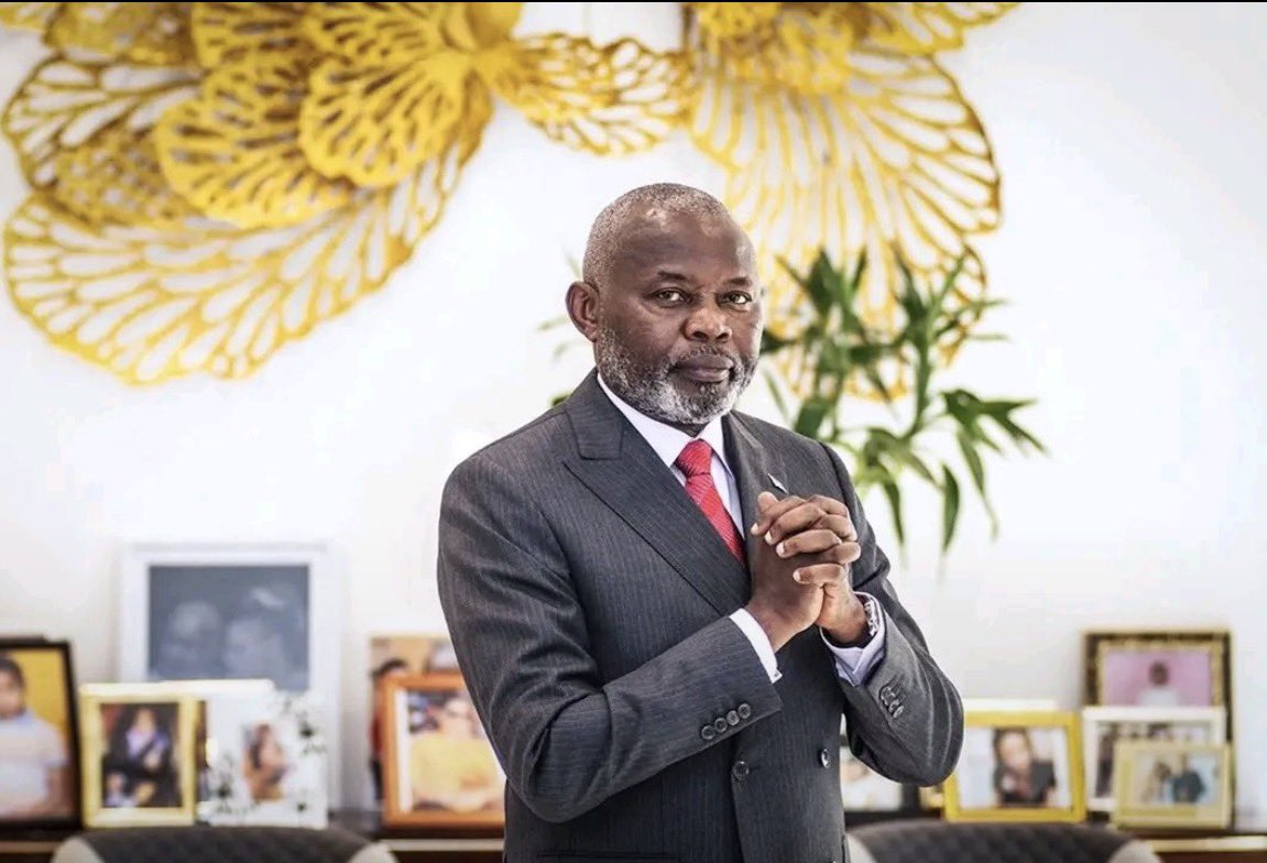 ImperiumDan's tweet photo. VITAL KAMERHE, ARCHITECTE D’UN POUVOIR AMER

Après la désignation du président Martin Fayulu comme candidat commun de l’opposition, Félix Tshisekedi et Vital Kamerhe retirèrent leur signature et quittèrent la coalition LAMUKA. C’est à partir de cet épisode que Vital Kamerhe aurait joué une carte politique dont les conséquences, aujourd’hui, semblent peser lourdement sur son parcours.

Fort de son passage dans les cercles du pouvoir de Joseph Kabila, Vital Kamerhe aurait estimé que ce dernier ne pouvait accepter de voir Moïse Katumbi et Jean-Pierre Bemba, réunis derrière un intellectuel et candidat commun comme Martin Fayulu, accéder au pouvoir. Il aurait alors réactivé certains de ses anciens réseaux et renoué avec des personnalités de l’ancien régime. Parmi elles, François Beya aurait joué, selon cette lecture des événements, un rôle important dans la construction du pouvoir de Félix Tshisekedi.

Beaucoup continuent de soutenir que Martin Fayulu aurait été approché ou qu’une proposition de pouvoir lui aurait été faite. Cette version est fausse. Dans la lecture que nous défendons ici, la construction du pouvoir autour de Félix Tshisekedi aurait plutôt été préparée en amont par un réseau dans lequel Vital Kamerhe et François Beya auraient occupé une place déterminante.

Mais l’histoire politique a parfois cette ironie cruelle : les architectes d’une construction ne sont pas toujours ceux qui en demeurent les maîtres.

François Beya s’est retrouvé éloigné du pouvoir et vit désormais en exil. Vital Kamerhe, lui, a connu les démêlés judiciaires, la disgrâce et le silence politique. Celui qui pensait peut-être contribuer à dessiner un nouvel équilibre politique s’est finalement retrouvé contraint d’évoluer dans un système dont il n’est plus le véritable maître.

Avec le temps, Vital Kamerhe aurait compris une chose essentielle : quitter Félix Tshisekedi pourrait lui coûter bien davantage qu’il ne pourrait lui rapporter. Il aurait alors choisi la prudence, jusqu’à donner l’image d’un allié devenu particulièrement docile.

C’est peut-être là toute l’ironie de son parcours. 2028 déterminera le sort de ce félin politique…

À suivre..