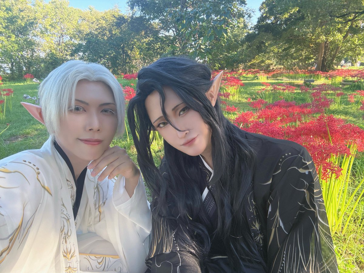 2_sAs_2's tweet photo. 昨日はakiさんと慶ちゃんと一緒に創作中華人外キャラで念願の彼岸花ロケ行ってきました！めちゃくちゃたくさん咲いててとても綺麗やった☺️✨✨
白黒の衣装と彼岸花の赤がめっちゃ鮮やかで 、akiさんにめっちゃ素敵に撮ってもらい感謝😭🙏いとエモし！！
2人ともありがとうございました🙏💕💕 https://t.co/nYS9dTTe0s