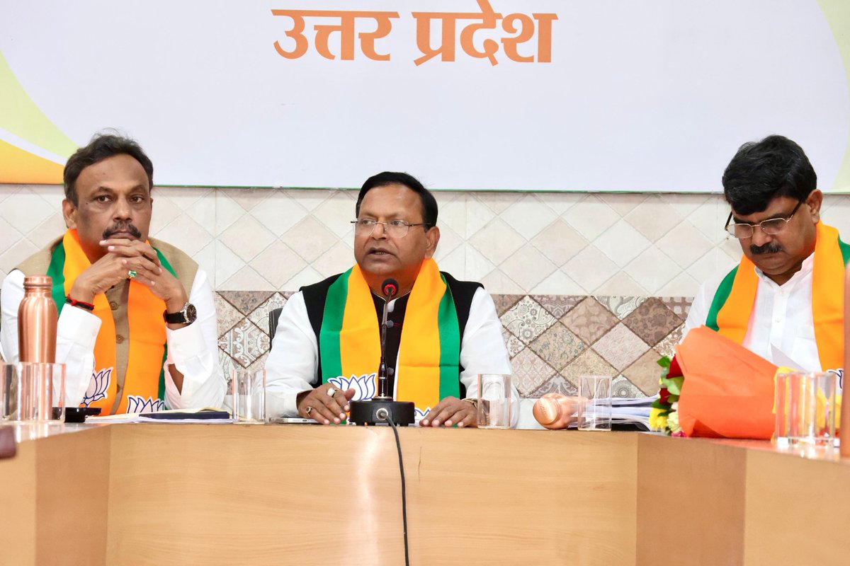 mppchaudhary's tweet photo. हैट्रिक लगाने को तैयार भाजपा...

आज भाजपा प्रदेश कार्यालय, लखनऊ में भाजपा उत्तर प्रदेश के प्रभारी माननीय श्री विनोद तावड़े जी की गरिमामयी उपस्थिति में क्षेत्रीय प्रभारियों एवं क्षेत्रीय अध्यक्षों के साथ बैठक की।

इस दौरान उत्तर प्रदेश भाजपा के सह-प्रभारी माननीय डॉ. प्रदीप वर्मा जी, माननीया श्रीमती मेधा कुलकर्णी जी, माननीय श्री अनंत ओझा जी एवं प्रदेश महामंत्री (संगठन) श्री धर्मपाल सिंह जी सहित समस्त क्षेत्रीय प्रभारियों एवं क्षेत्रीय अध्यक्षों की उपस्थिति रही।

बैठक में संगठन के आगामी कार्यक्रमों, विधान परिषद व राज्यसभा चुनाव और सांगठनिक गतिविधियों को लेकर विस्तृत एवं सार्थक चर्चा हुई।

#PankajChaudhary
#BJP4viksitUP
#कार्यकर्ता_सर्वोपरि

@TawdeVinod
@PKVarmaRanchi 
@Medha_kulkarni 
@Anant_Ojha_BJP 
@idharampalsingh 
@BJP4India @BJP4UP