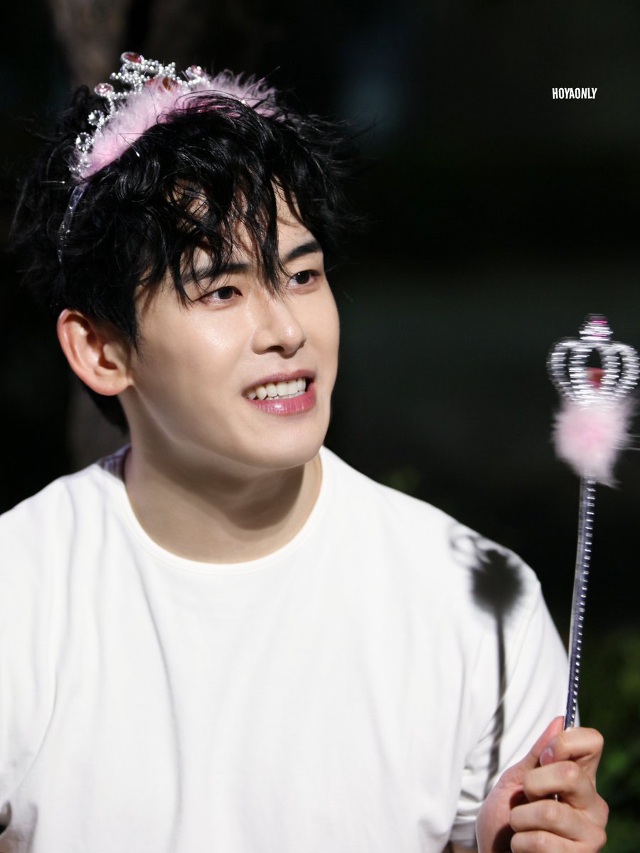 HOYAONLY328's tweet photo. 260930 뮤지컬 
키키의 경계성 인격장애 다이어리 
25번째 회차 퇴근길 
곤듀님 입장 
봉 흔들지 말라고해서 죄송 
(부끄러워서 흔드는거라규)
하지만 계산대 풀때 보면 안되요와 같은 
맥이라 보시면됩니다 흔들면 안되요
#이호원 #호야 #호키 #hoya https://t.co/vqPkEhdSkW