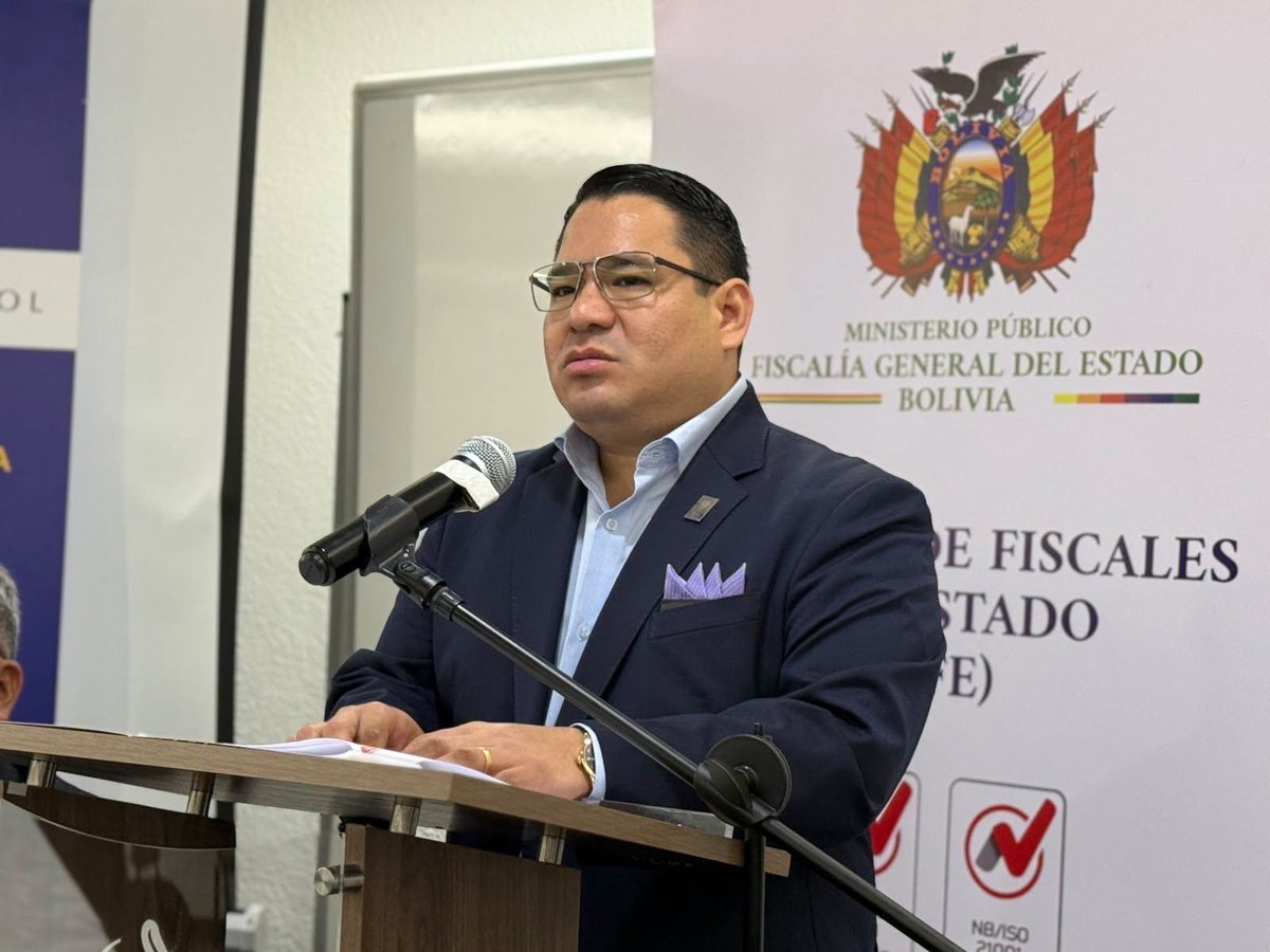 makearggayagain's tweet photo. a horas de que nadia beller, ex pareja de fernando cerimedo, filtrara la foto de eric, hijo de trump, con el asesor de javier milei: estados unidos le retiró la visa al fiscal general de bolivia, y la policía lo secuestró en un operativo clandestino. https://t.co/ZTaXhkTNzH