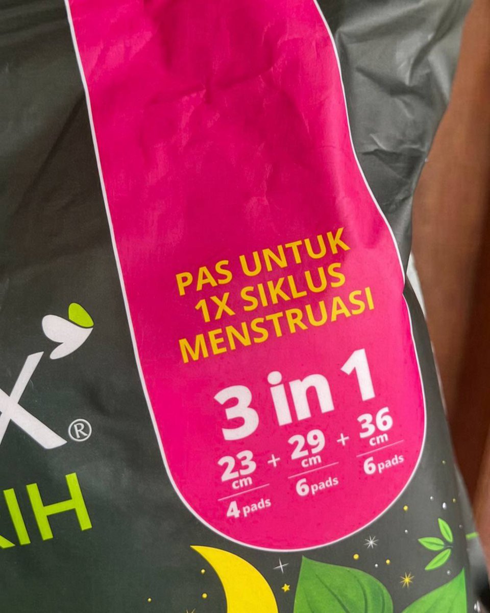 lounoiree's tweet photo. suka beli 2-3 pembalut dengan ukuran beda skrg cukup beli 1 ajaa 😭 JUJUR aku merasa kebantu bgt dengan adanya inovasi 3in1 ini 😭😭🫶🏻 https://t.co/6R0QB66L8t