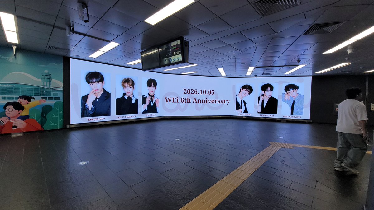 WEi_loveispower's tweet photo. 🩵💙💜 HAPPY WEi DAY 🩵💙💜

今日から、バス停広告と地下鉄通路のビジョン広告がスタートしました！
広告を見かけたら、ぜひ認証写真📸などを撮って、SNSで共有していただけるとうれしいです☺️

WEiの6周年を、みんなで一緒にお祝いしましょう！🩵💙💜

#WEi #위아이
#위아이의_힘이_되고싶다 https://t.co/YS4fP7cRmd