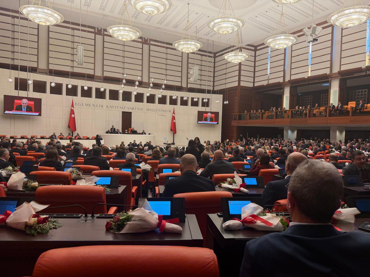 dogandemir41's tweet photo. 📍TBMM

Türkiye Büyük Millet Meclisi'nin 28. Dönem 5. Yasama Yılı açılışında, YENİ Parti Grubu olarak Atatürk Anıtı'nda gerçekleştirilen çelenk törenine katıldık. 
Yeni yasama yılı milletimize, ülkemize ve partimize hayırlı olsun… https://t.co/e5gfpeBLIK