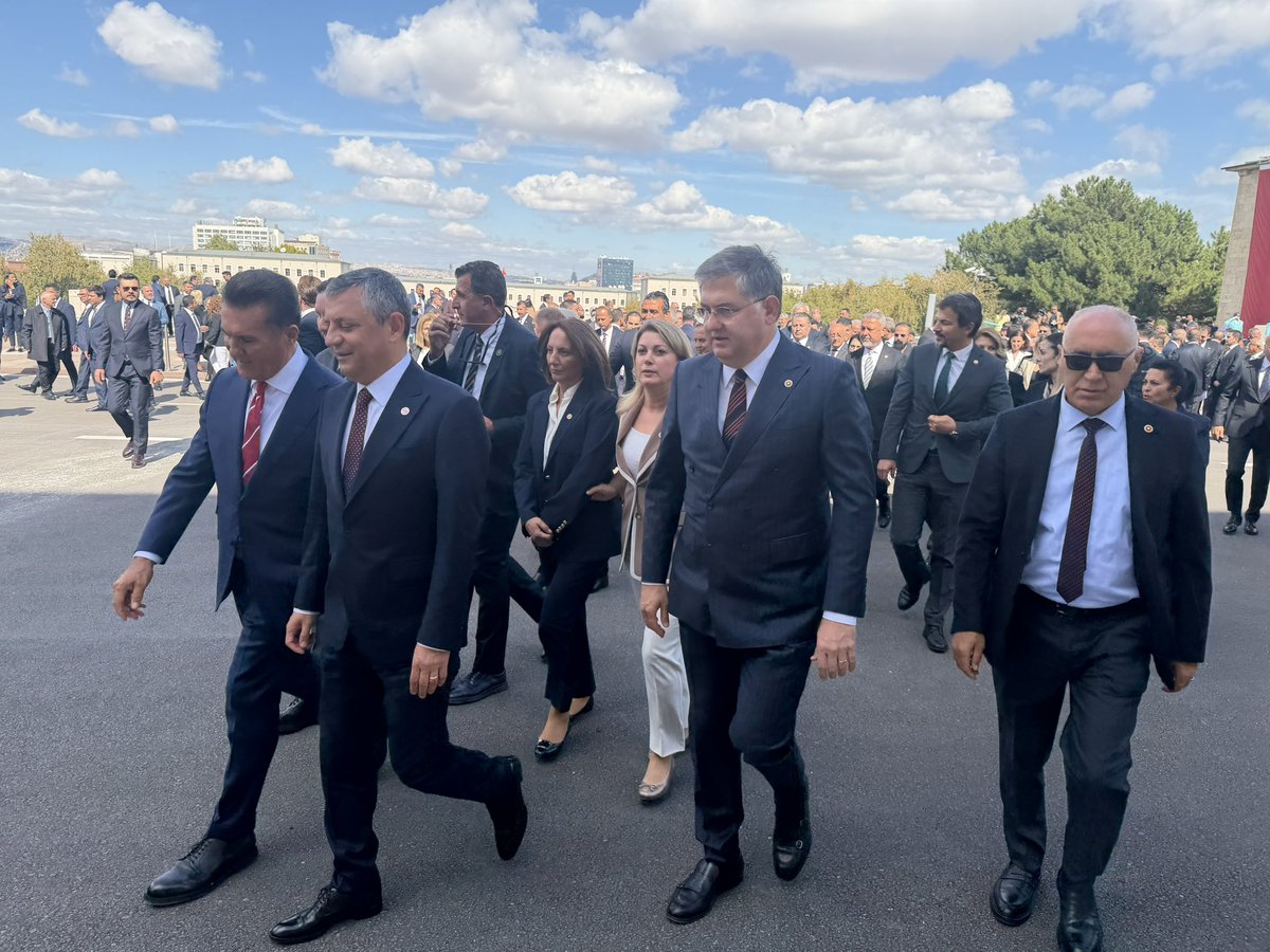 dogandemir41's tweet photo. 📍TBMM

Türkiye Büyük Millet Meclisi'nin 28. Dönem 5. Yasama Yılı açılışında, YENİ Parti Grubu olarak Atatürk Anıtı'nda gerçekleştirilen çelenk törenine katıldık. 
Yeni yasama yılı milletimize, ülkemize ve partimize hayırlı olsun… https://t.co/e5gfpeBLIK