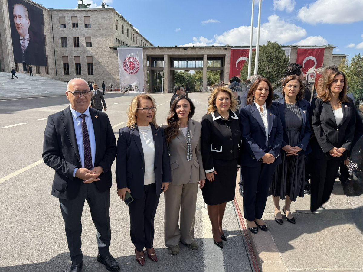 dogandemir41's tweet photo. 📍TBMM

Türkiye Büyük Millet Meclisi'nin 28. Dönem 5. Yasama Yılı açılışında, YENİ Parti Grubu olarak Atatürk Anıtı'nda gerçekleştirilen çelenk törenine katıldık. 
Yeni yasama yılı milletimize, ülkemize ve partimize hayırlı olsun… https://t.co/e5gfpeBLIK