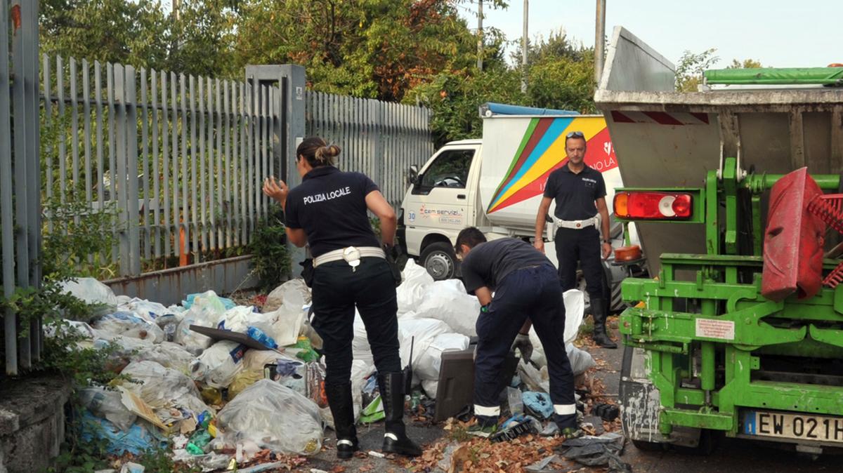 qn_giorno's tweet photo. ▶ Ecomafie in Lombardia: calano i reati ambientali, ma è allarme per il traffico illecito di rifiuti dlvr.it/TVkLSK #Ecomafie #Lombardia #RifiutiIlleciti #CriminalitàAmbientale #Legambiente https://t.co/Mz5RLzPT6U